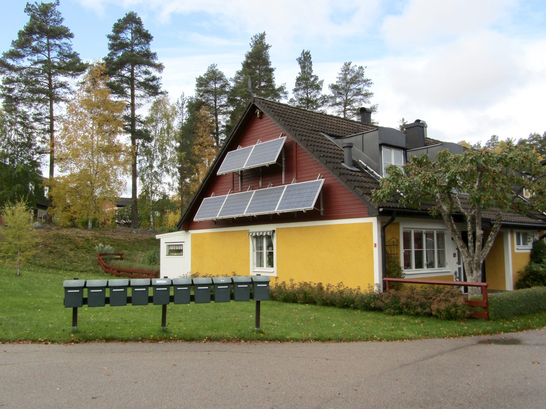 Solpaneler på villatak – solcellsanläggning från Green Charge